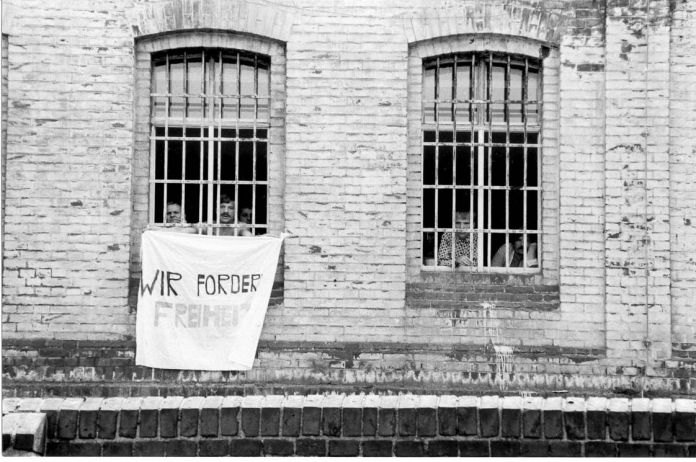Patientenprotest am Rande einer Pressekonferenz in Waldheim im August 1990
